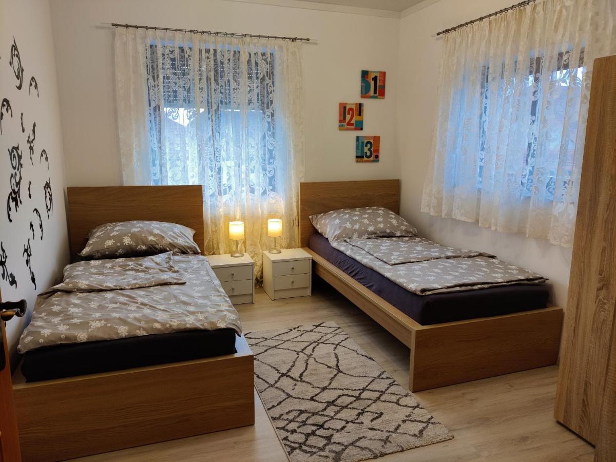 Holiday Home In Quiet Beautiful Area With Two Separate, Modern, Furnished Apartments Deutsch-Wagram Zewnętrze zdjęcie