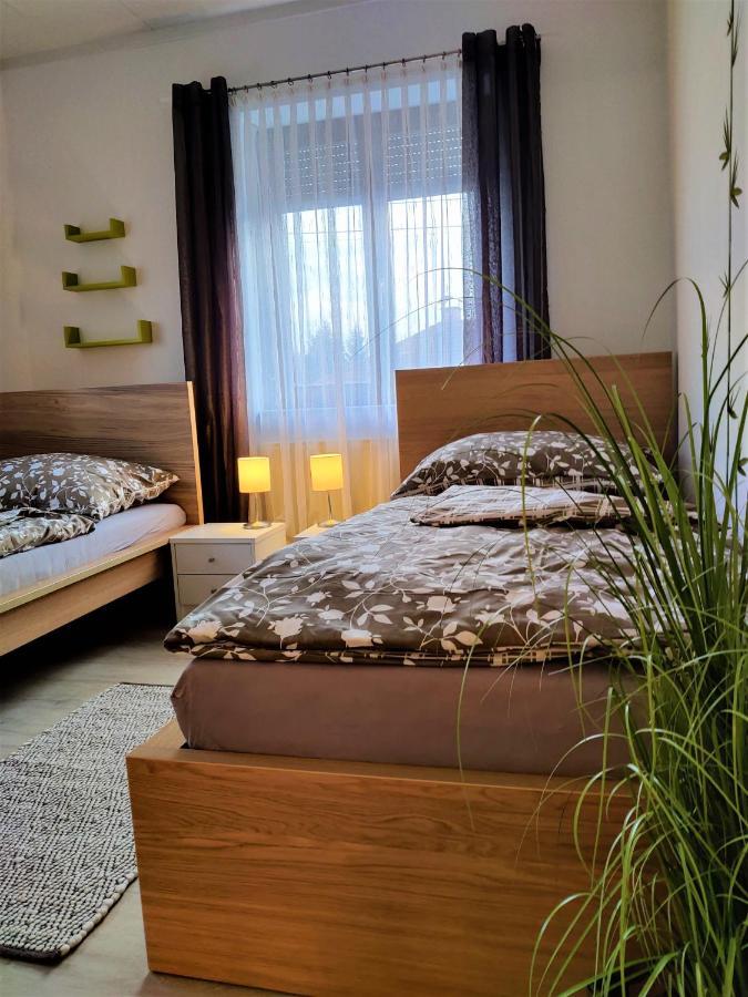Holiday Home In Quiet Beautiful Area With Two Separate, Modern, Furnished Apartments Deutsch-Wagram Zewnętrze zdjęcie