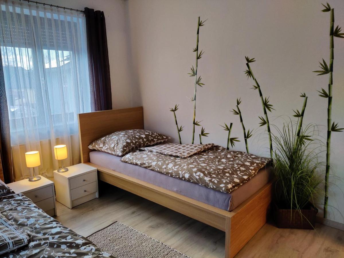 Holiday Home In Quiet Beautiful Area With Two Separate, Modern, Furnished Apartments Deutsch-Wagram Zewnętrze zdjęcie