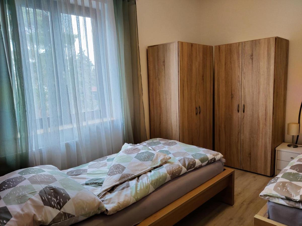 Holiday Home In Quiet Beautiful Area With Two Separate, Modern, Furnished Apartments Deutsch-Wagram Zewnętrze zdjęcie