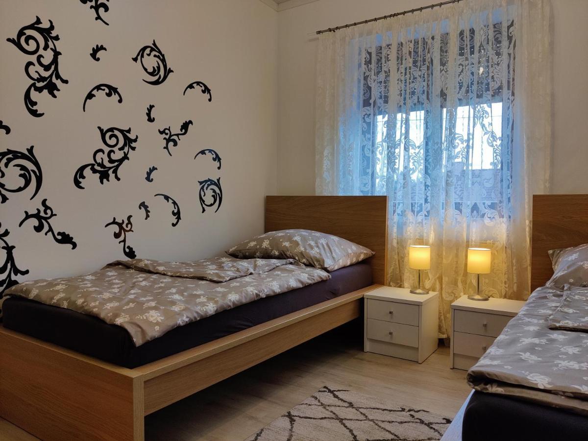 Holiday Home In Quiet Beautiful Area With Two Separate, Modern, Furnished Apartments Deutsch-Wagram Zewnętrze zdjęcie
