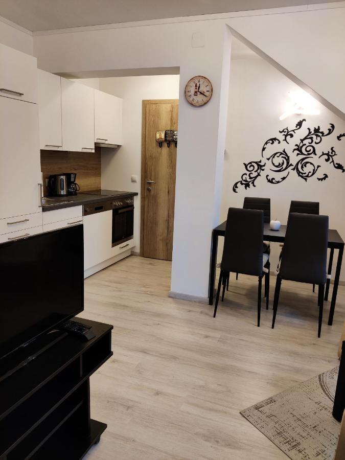 Holiday Home In Quiet Beautiful Area With Two Separate, Modern, Furnished Apartments Deutsch-Wagram Zewnętrze zdjęcie